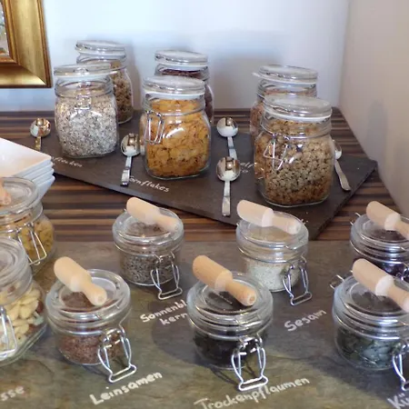 Gaestehaus Residenz Lapeiner Guest house Portschach am Woerthersee